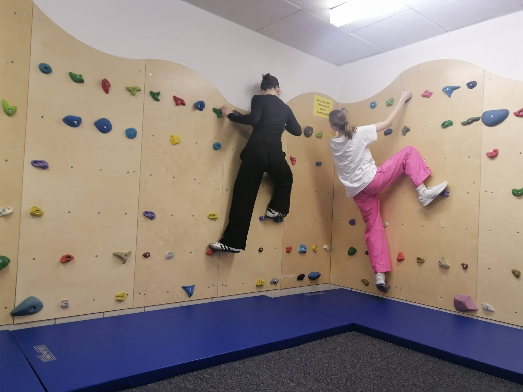 Kinder an der Boulderwand